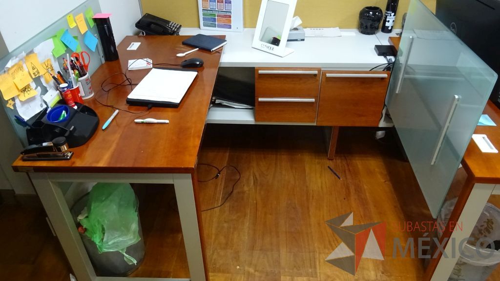Lote 028 - Estación de trabajo para tres personas con mampara de tela y vidrio, cada lugar cuenta con credenza con tres cajones - Imagen 8