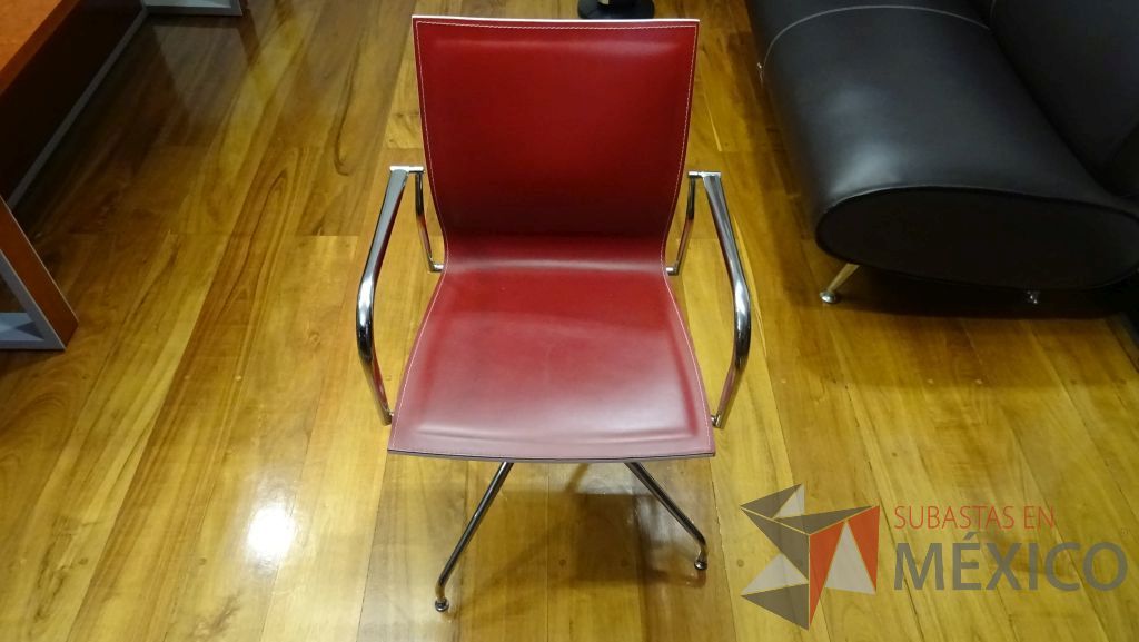 Lote 042 - 4 Sillas de visita fijas con respaldo y asiento tipo piel en color rojo