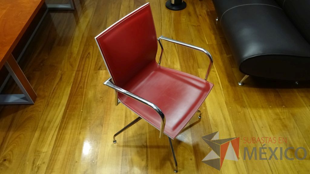 Lote 042 - 4 Sillas de visita fijas con respaldo y asiento tipo piel en color rojo - Imagen 2