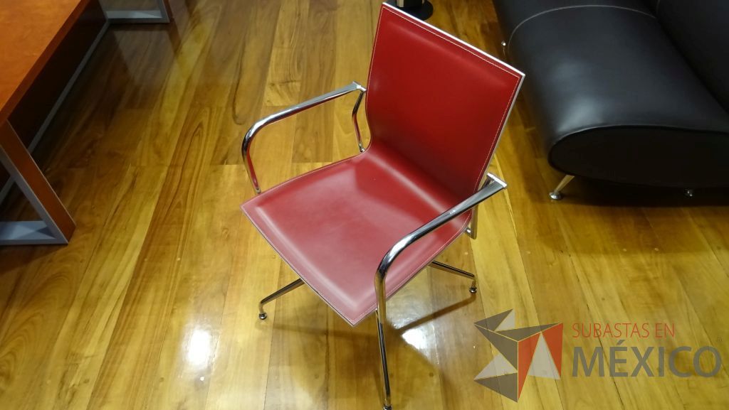 Lote 042 - 4 Sillas de visita fijas con respaldo y asiento tipo piel en color rojo - Imagen 3