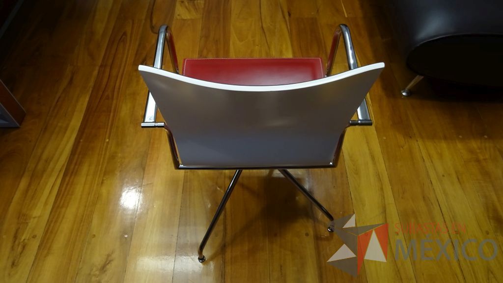 Lote 042 - 4 Sillas de visita fijas con respaldo y asiento tipo piel en color rojo - Imagen 4