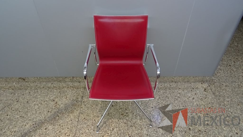 Lote 042 - 4 Sillas de visita fijas con respaldo y asiento tipo piel en color rojo - Imagen 5