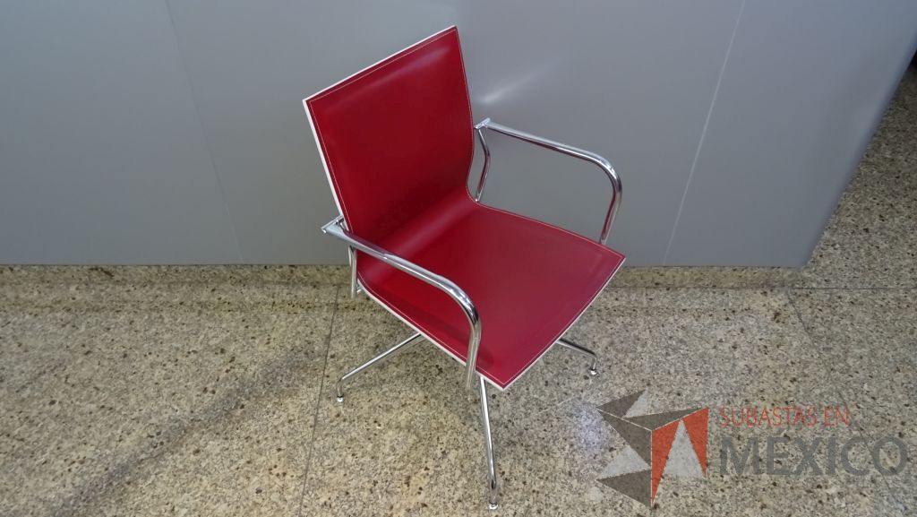 Lote 042 - 4 Sillas de visita fijas con respaldo y asiento tipo piel en color rojo - Imagen 6