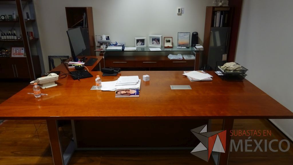 Lote 074 - Escritorio de dirección en L con cubierta de madera archivero, credenza y dos gabinetes verticales - Imagen 2