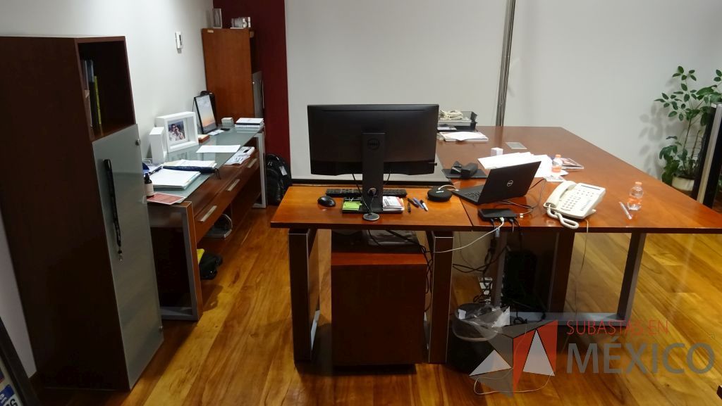Lote 074 - Escritorio de dirección en L con cubierta de madera archivero, credenza y dos gabinetes verticales - Imagen 3