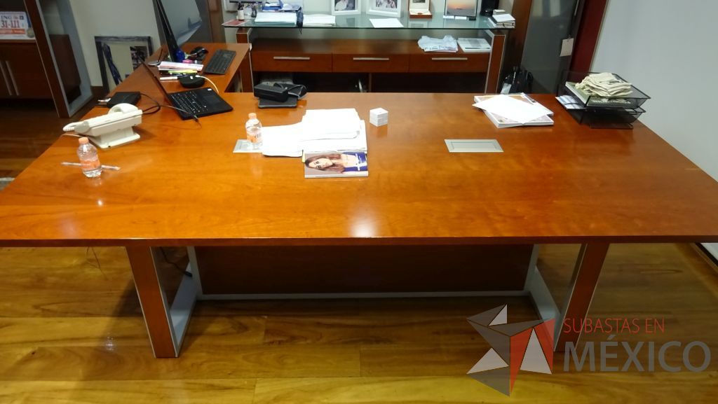 Lote 074 - Escritorio de dirección en L con cubierta de madera archivero, credenza y dos gabinetes verticales