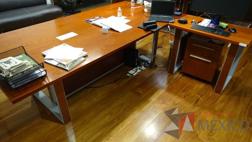 Lote 074 - Escritorio de dirección en L con cubierta de madera archivero, credenza y dos gabinetes verticales - Imagen 4