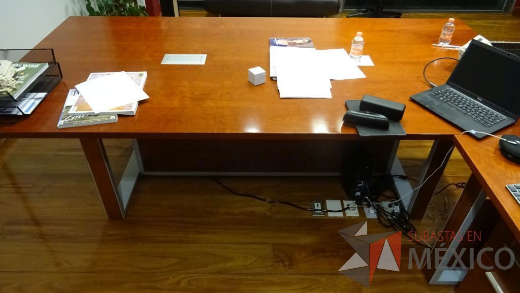 Lote 074 - Escritorio de dirección en L con cubierta de madera archivero, credenza y dos gabinetes verticales - Imagen 5