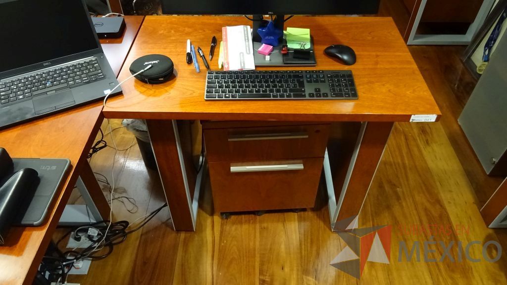 Lote 074 - Escritorio de dirección en L con cubierta de madera archivero, credenza y dos gabinetes verticales - Imagen 6