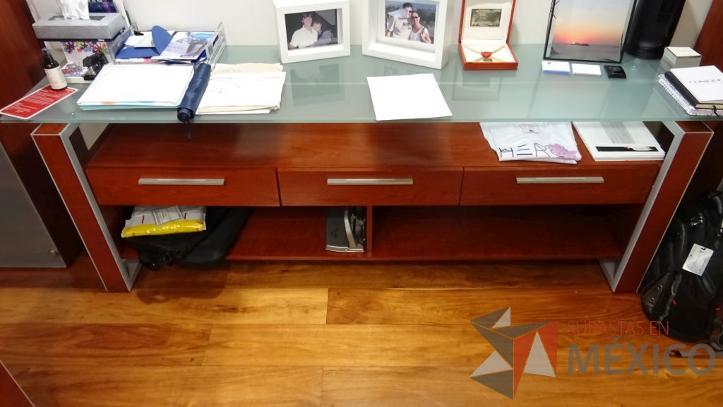 Lote 074 - Escritorio de dirección en L con cubierta de madera archivero, credenza y dos gabinetes verticales - Imagen 7