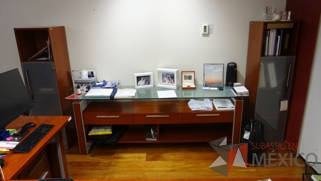 Lote 074 - Escritorio de dirección en L con cubierta de madera archivero, credenza y dos gabinetes verticales - Imagen 8