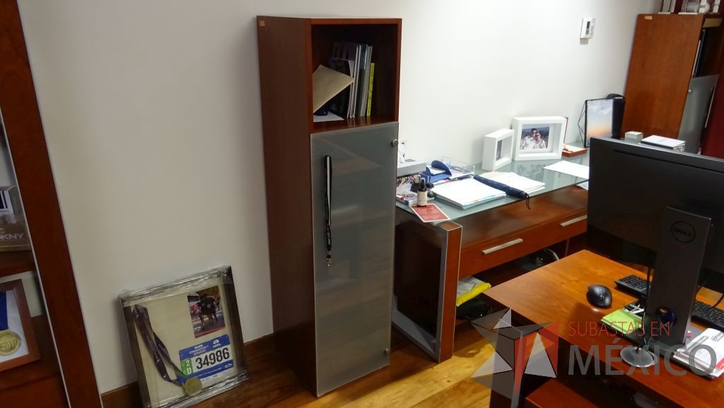 Lote 074 - Escritorio de dirección en L con cubierta de madera archivero, credenza y dos gabinetes verticales - Imagen 9