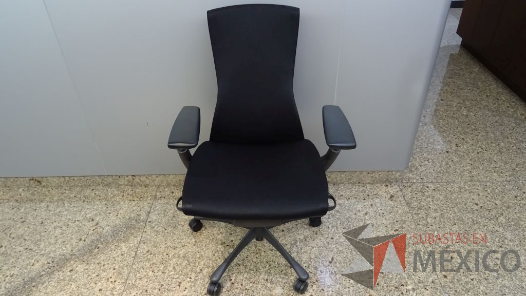 Lote 044 - Silla de dirección en color negro con respaldo alto, descansabrazos y ruedas marca Herman Miller