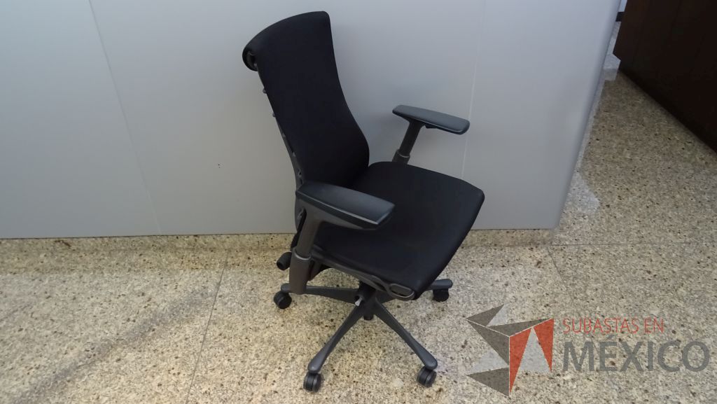 Lote 044 - Silla de dirección en color negro con respaldo alto, descansabrazos y ruedas marca Herman Miller - Imagen 2