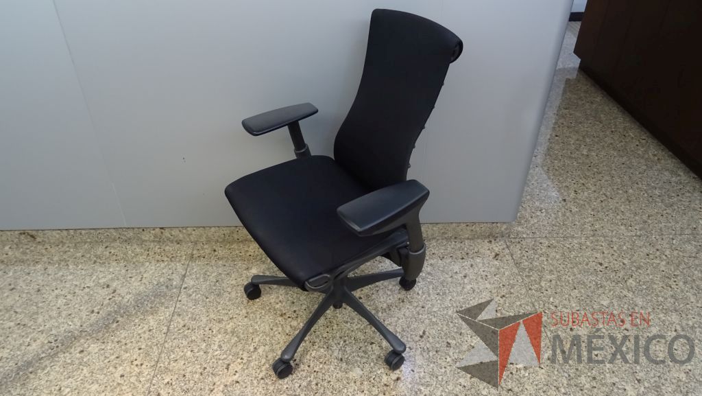 Lote 044 - Silla de dirección en color negro con respaldo alto, descansabrazos y ruedas marca Herman Miller - Imagen 3