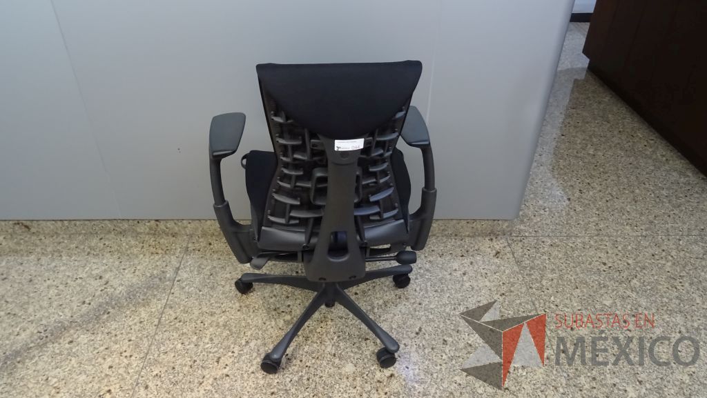 Lote 044 - Silla de dirección en color negro con respaldo alto, descansabrazos y ruedas marca Herman Miller - Imagen 4
