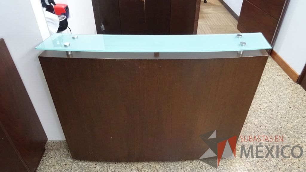 Lote 076 - Recepción de oficina en madera con cubierta de vidrio, un archivero de 3 cajones - Imagen 2