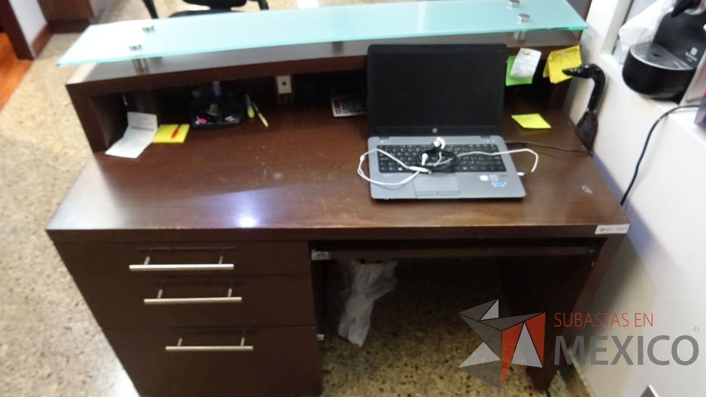Lote 076 - Recepción de oficina en madera con cubierta de vidrio, un archivero de 3 cajones - Imagen 3