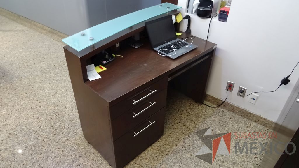 Lote 076 - Recepción de oficina en madera con cubierta de vidrio, un archivero de 3 cajones