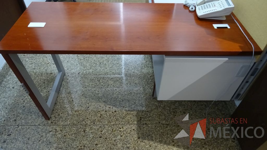 Lote 029 - 5 Estaciones de trabajo para una persona con mampara de tela y vidrio, cuenta con credenza con tres cajones - Imagen 2