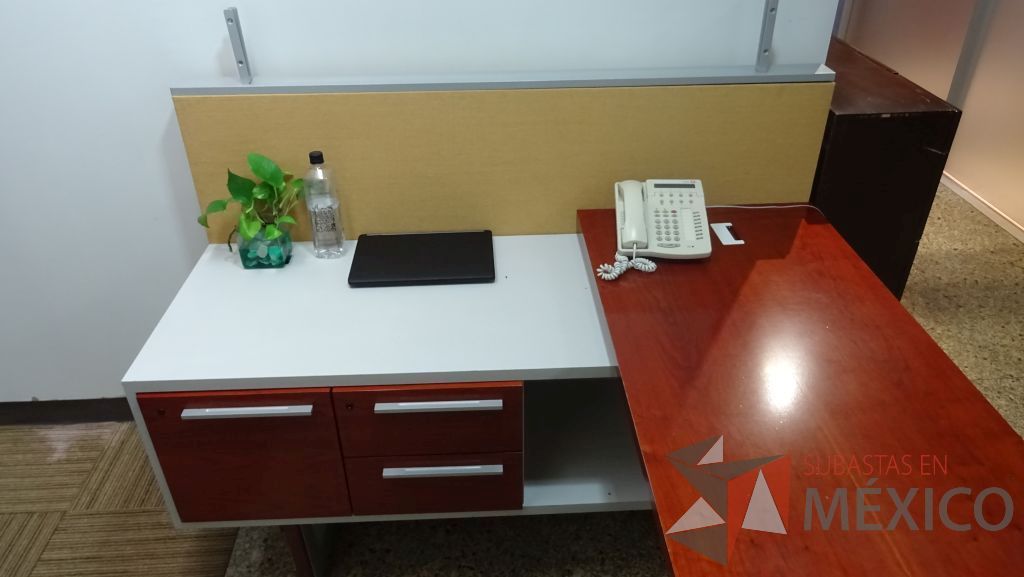 Lote 029 - 5 Estaciones de trabajo para una persona con mampara de tela y vidrio, cuenta con credenza con tres cajones - Imagen 3