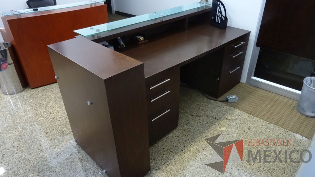 Lote 033 - Recepción de oficina en madera con cubierta de vidrio, dos archiveros de 3 cajones