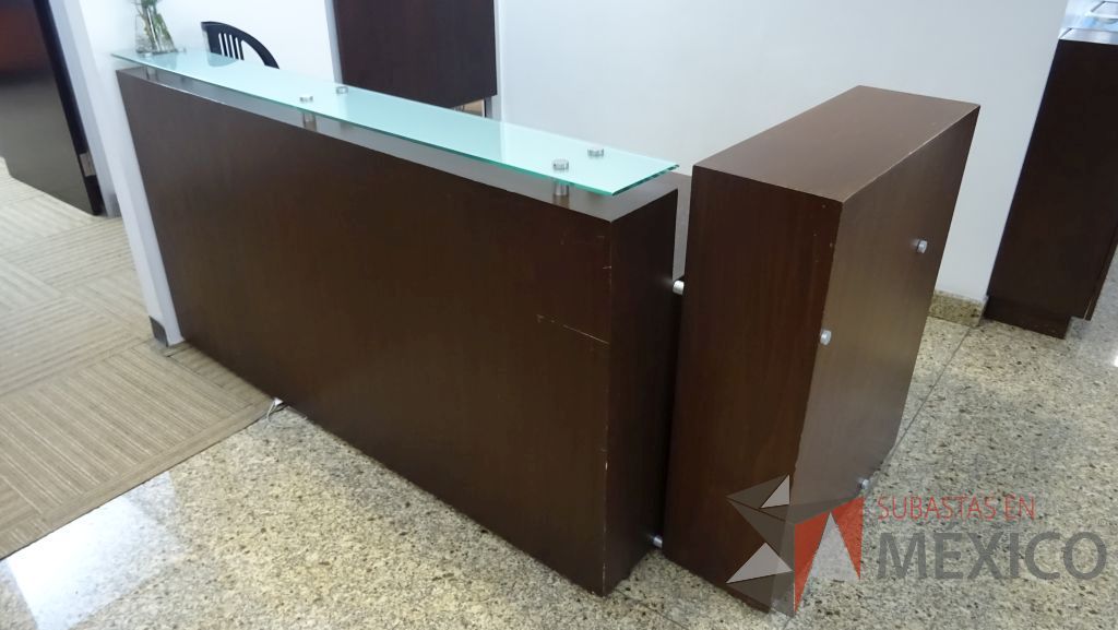 Lote 033 - Recepción de oficina en madera con cubierta de vidrio, dos archiveros de 3 cajones - Imagen 2