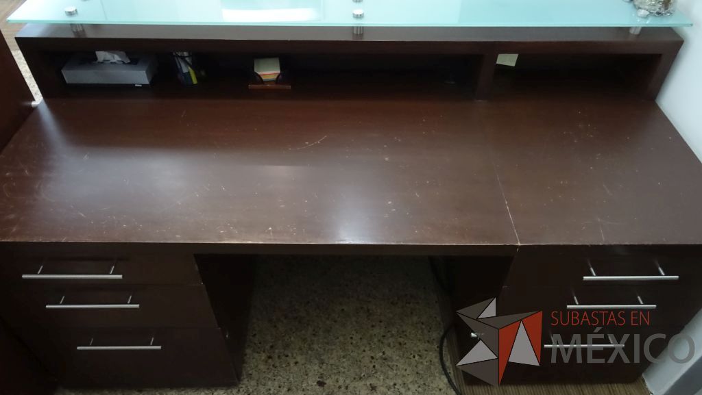Lote 033 - Recepción de oficina en madera con cubierta de vidrio, dos archiveros de 3 cajones - Imagen 3