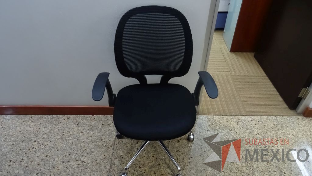 Lote 102 - Silla ejecutiva con respaldo de maya, asiento de tela, descansabrazos y ruedas