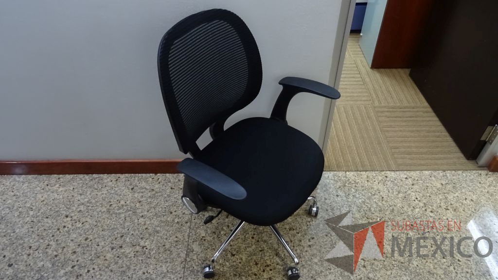 Lote 102 - Silla ejecutiva con respaldo de maya, asiento de tela, descansabrazos y ruedas - Imagen 2