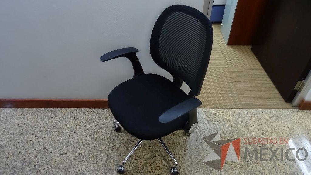 Lote 102 - Silla ejecutiva con respaldo de maya, asiento de tela, descansabrazos y ruedas - Imagen 3