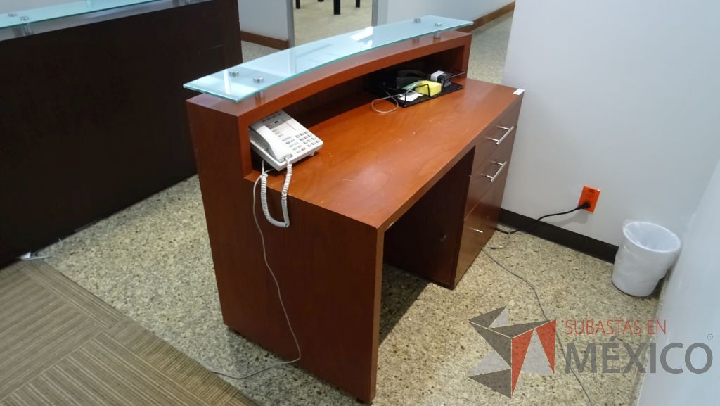Lote 032 - 2 Recepciones de oficina en madera con cubierta de vidrio, un archivero de 3 cajones