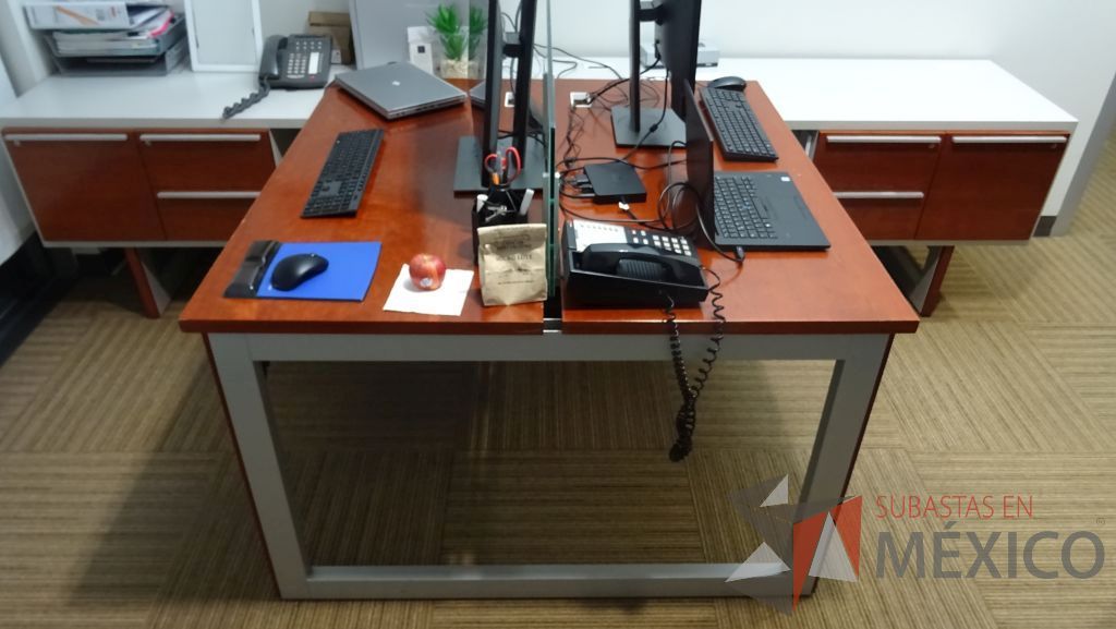 Lote 082 - Estación de trabajo para dos personas, cada lugar cuenta con credenza con tres cajones - Imagen 2