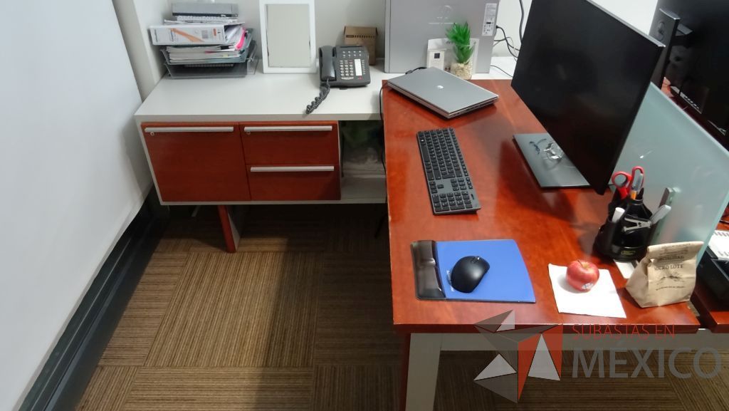 Lote 082 - Estación de trabajo para dos personas, cada lugar cuenta con credenza con tres cajones