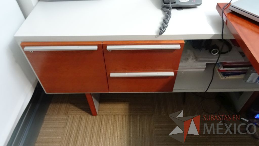 Lote 082 - Estación de trabajo para dos personas, cada lugar cuenta con credenza con tres cajones - Imagen 3