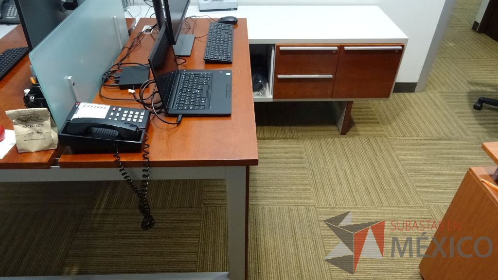 Lote 082 - Estación de trabajo para dos personas, cada lugar cuenta con credenza con tres cajones - Imagen 4