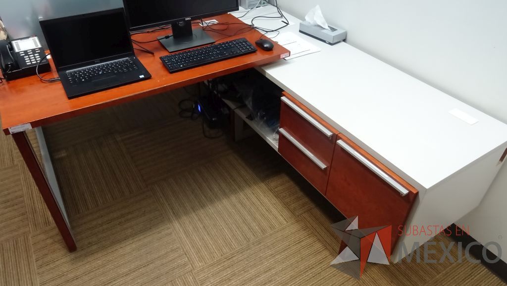 Lote 082 - Estación de trabajo para dos personas, cada lugar cuenta con credenza con tres cajones - Imagen 5