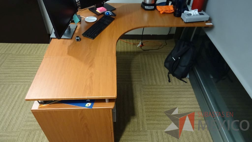 Lote 031 - Escritorio en L con cubierta de madera y archivero de tres cajones