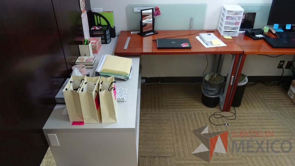 Lote 030 - 3 Estaciones de trabajo para una persona con separación de vidrio, cuenta con credenza con tres cajones - Imagen 2