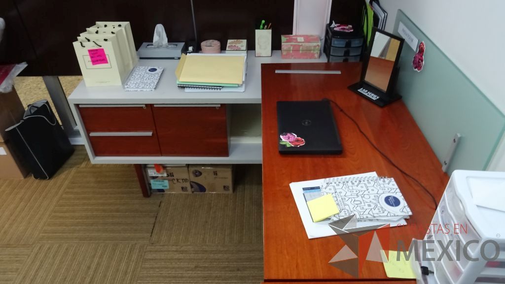Lote 030 - 3 Estaciones de trabajo para una persona con separación de vidrio, cuenta con credenza con tres cajones - Imagen 3