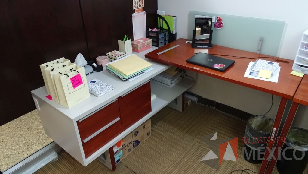 Lote 030 - 3 Estaciones de trabajo para una persona con separación de vidrio, cuenta con credenza con tres cajones - Imagen 4