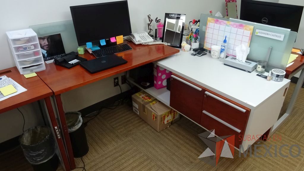 Lote 030 - 3 Estaciones de trabajo para una persona con separación de vidrio, cuenta con credenza con tres cajones - Imagen 5
