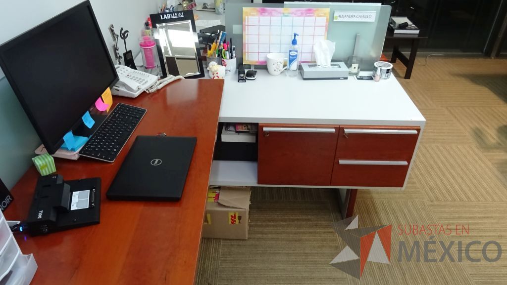Lote 030 - 3 Estaciones de trabajo para una persona con separación de vidrio, cuenta con credenza con tres cajones - Imagen 6