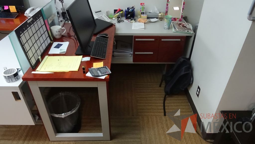 Lote 030 - 3 Estaciones de trabajo para una persona con separación de vidrio, cuenta con credenza con tres cajones