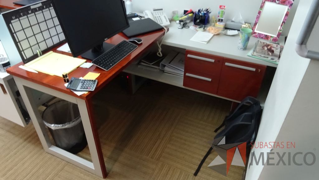 Lote 030 - 3 Estaciones de trabajo para una persona con separación de vidrio, cuenta con credenza con tres cajones - Imagen 7