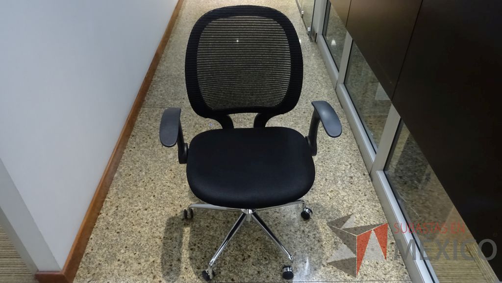 Lote 097 - Silla ejecutiva con respaldo de maya, asiento de tela, descansabrazos y ruedas