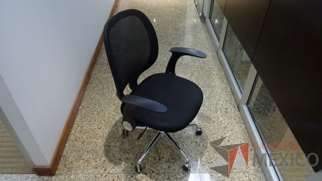 Lote 097 - Silla ejecutiva con respaldo de maya, asiento de tela, descansabrazos y ruedas - Imagen 2