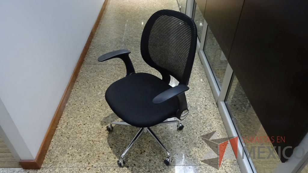 Lote 097 - Silla ejecutiva con respaldo de maya, asiento de tela, descansabrazos y ruedas - Imagen 3