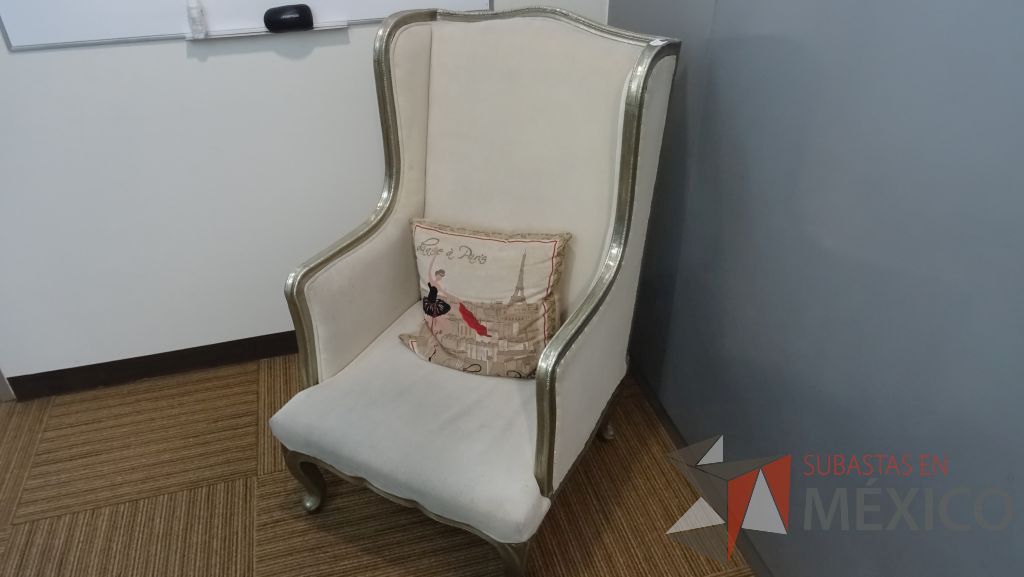 Lote 009 - Sillón sala de maternidad para una persona en tela color beige