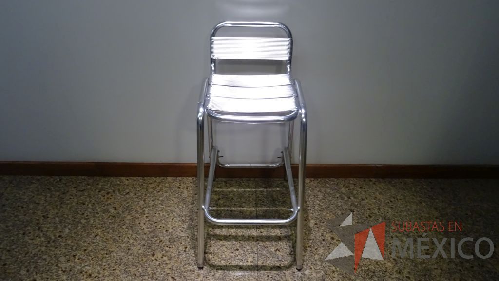 Lote 005 - Mesa alta metálica con cubierta redonda y 3 sillas altas metálicas para barra con respaldo corto - Imagen 2